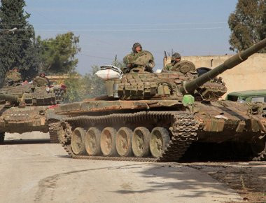 Φάλαγγες τεθωρακισμένων του συριακού Στρατού κατευθύνονται προς την Deir Ezzor (βιντεο)